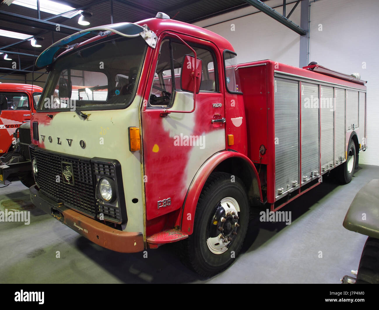 Fotografia di un camion dei pompieri Volvo del 1974, utilizzato in precedenza da un reparto dei vigili del fuoco. Foto Stock