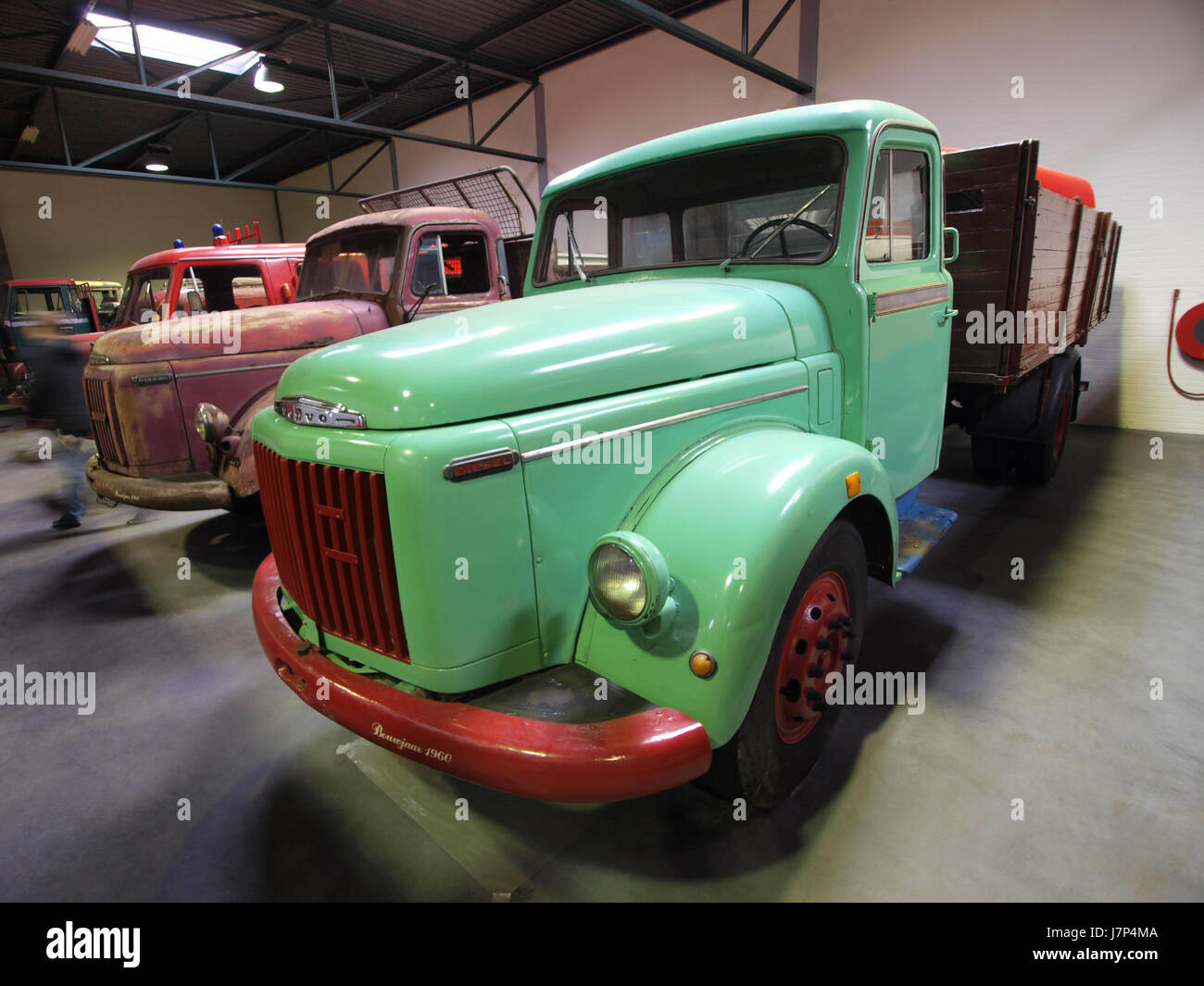 Il dumper diesel Volvo del 1960 rappresenta l'ingegneria automobilistica della metà del XX secolo, nota per la sua durata e l'uso diffuso nel settore dei trasporti. Foto Stock