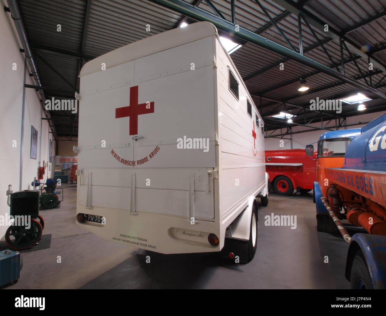 Questa immagine mostra un'ambulanza Volvo del 1955, che riflette il design e la funzionalità dei veicoli di emergenza durante la metà del XX secolo. Il design di Volvo è incentrato sulla sicurezza e sulla durata in questo modello. Foto Stock