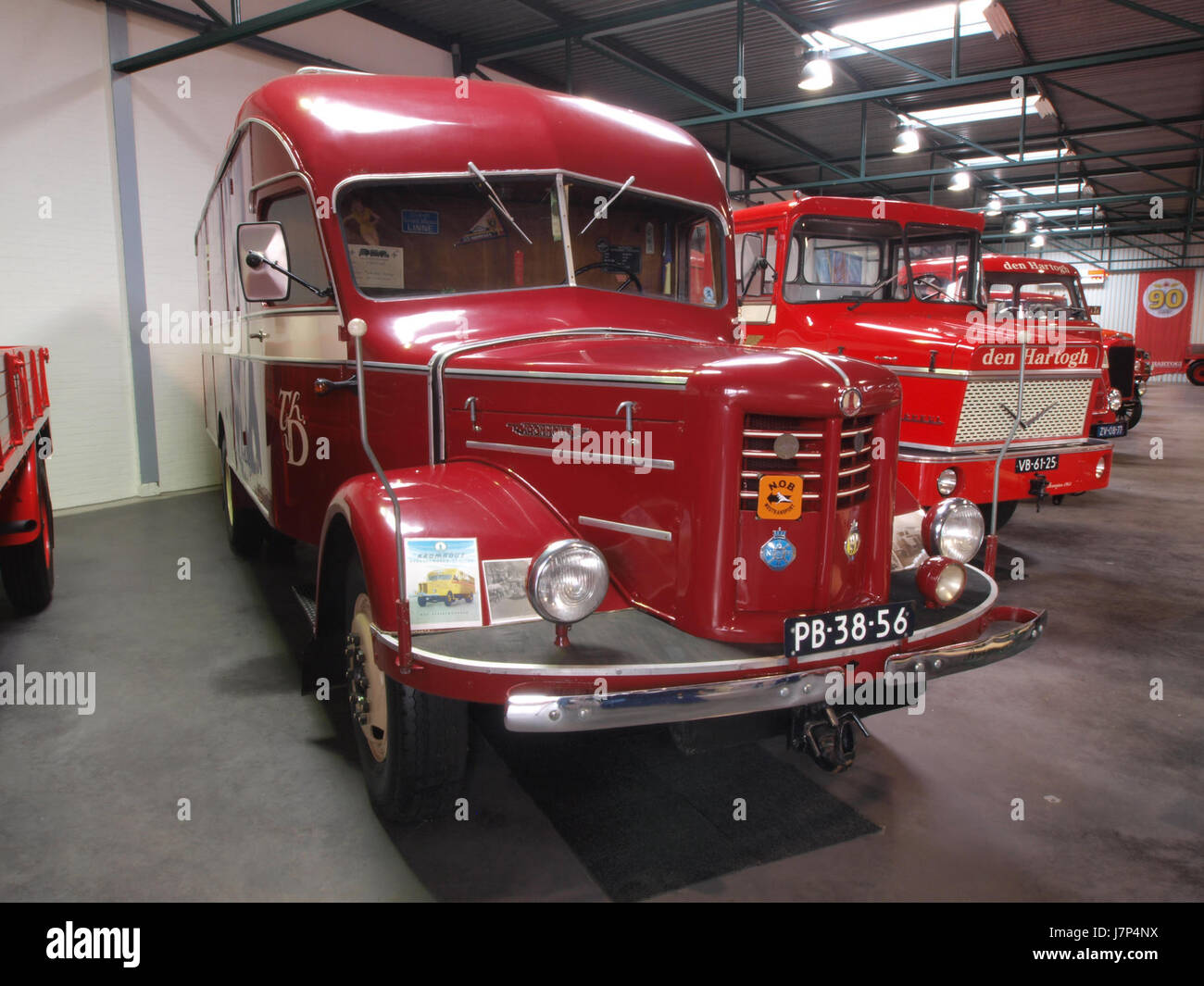 Il Kromhout Truck del 1951, un veicolo iconico della metà del XX secolo, è notevole per il suo design e l'uso in vari settori di trasporto durante il suo periodo. Il carrello esemplifica il design industriale del dopoguerra. Foto Stock