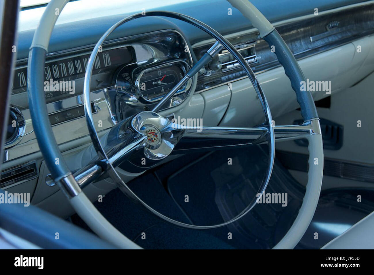 La Cadillac Sedan de Ville 1958 è un'auto di lusso classica nota per il suo design distintivo del cruscotto, caratterizzato da dettagli eleganti e funzioni avanzate per i suoi tempi. Rappresenta il design automobilistico americano della metà del secolo. Foto Stock