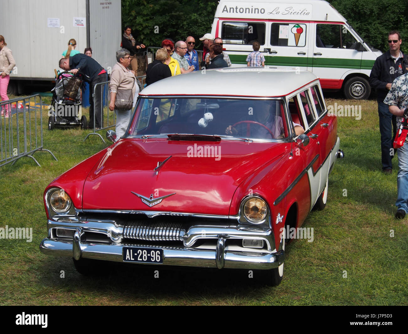 Una Plymouth Plaza del 1955, scattata in una fotografia che mostra il design e le caratteristiche di questa classica auto americana della metà del XX secolo. Il Plymouth Plaza era noto per la sua convenienza e il design elegante durante gli anni '1950 Foto Stock