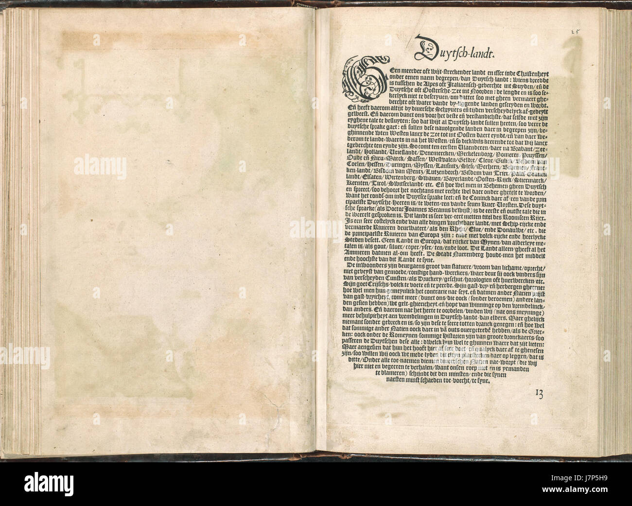 Un dettagliato atlante storico di Abraham Ortelius, con mappe della fine del XVI secolo. Noto per il suo contributo significativo allo sviluppo della cartografia, questo atlante contiene mappe accurate che raffigurano il mondo conosciuto di quell'epoca. Foto Stock