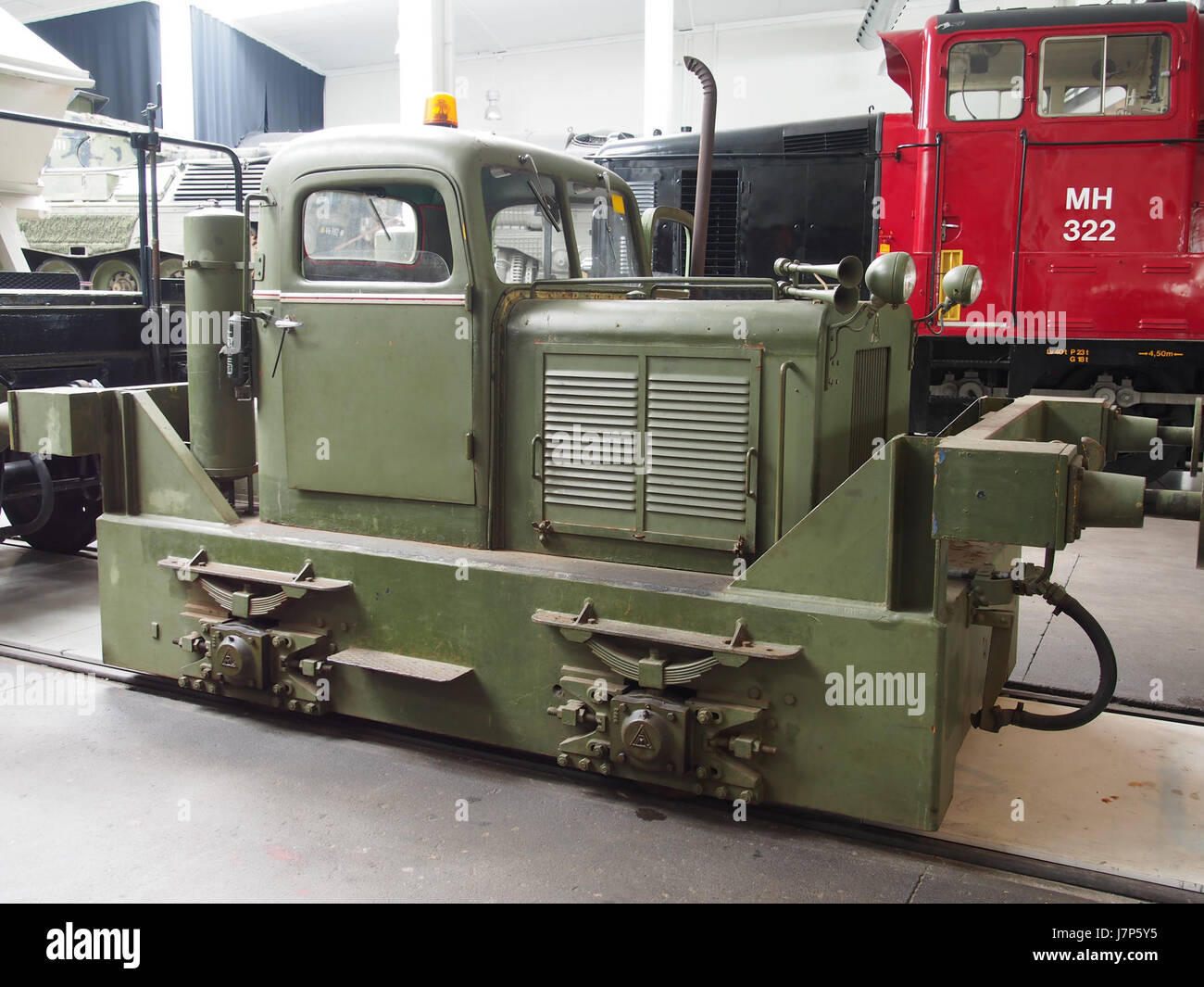 Il motore di manovra del 1954, costruito da Pedershaab Maskinfabrik, è una storica locomotiva industriale utilizzata per lo spostamento di vagoni ferroviari all'interno dei cantieri. Il motore è una testimonianza dell'ingegneria della metà del XX secolo, nota per la sua utilità nei sistemi ferroviari industriali. Foto Stock