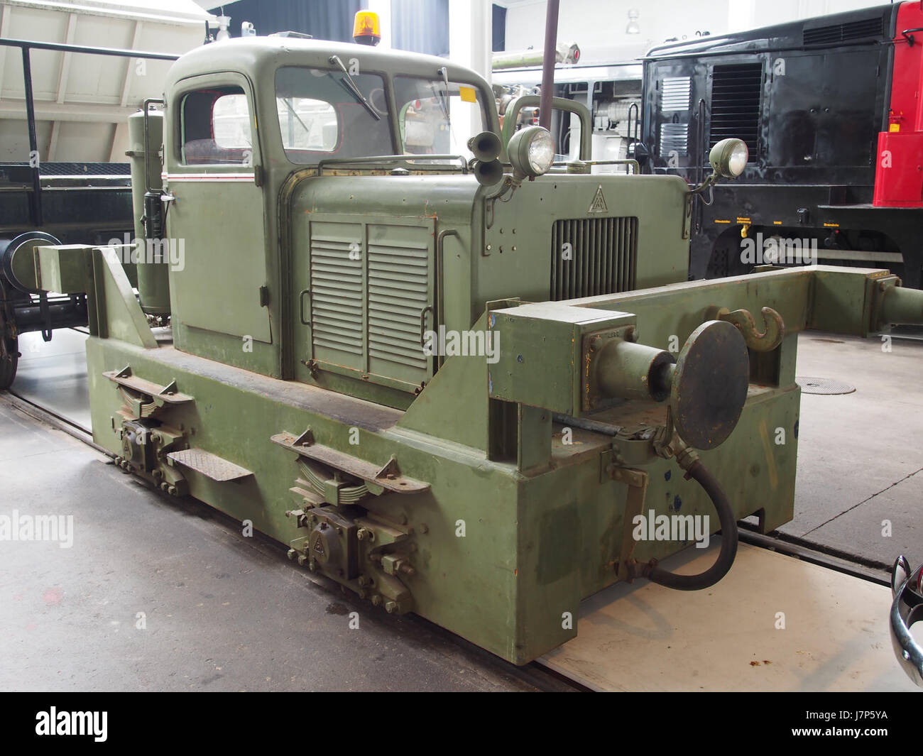 Questo motore di manovra del 1954, prodotto dalla Pedershaab Maskinfabrik, è stato progettato per le operazioni ferroviarie, in particolare nei cantieri in cui era richiesto il cambio di treno. Noto per la sua durata ed efficienza, questo modello riflette l'ingegneria europea dei trasporti della metà del XX secolo. Foto Stock