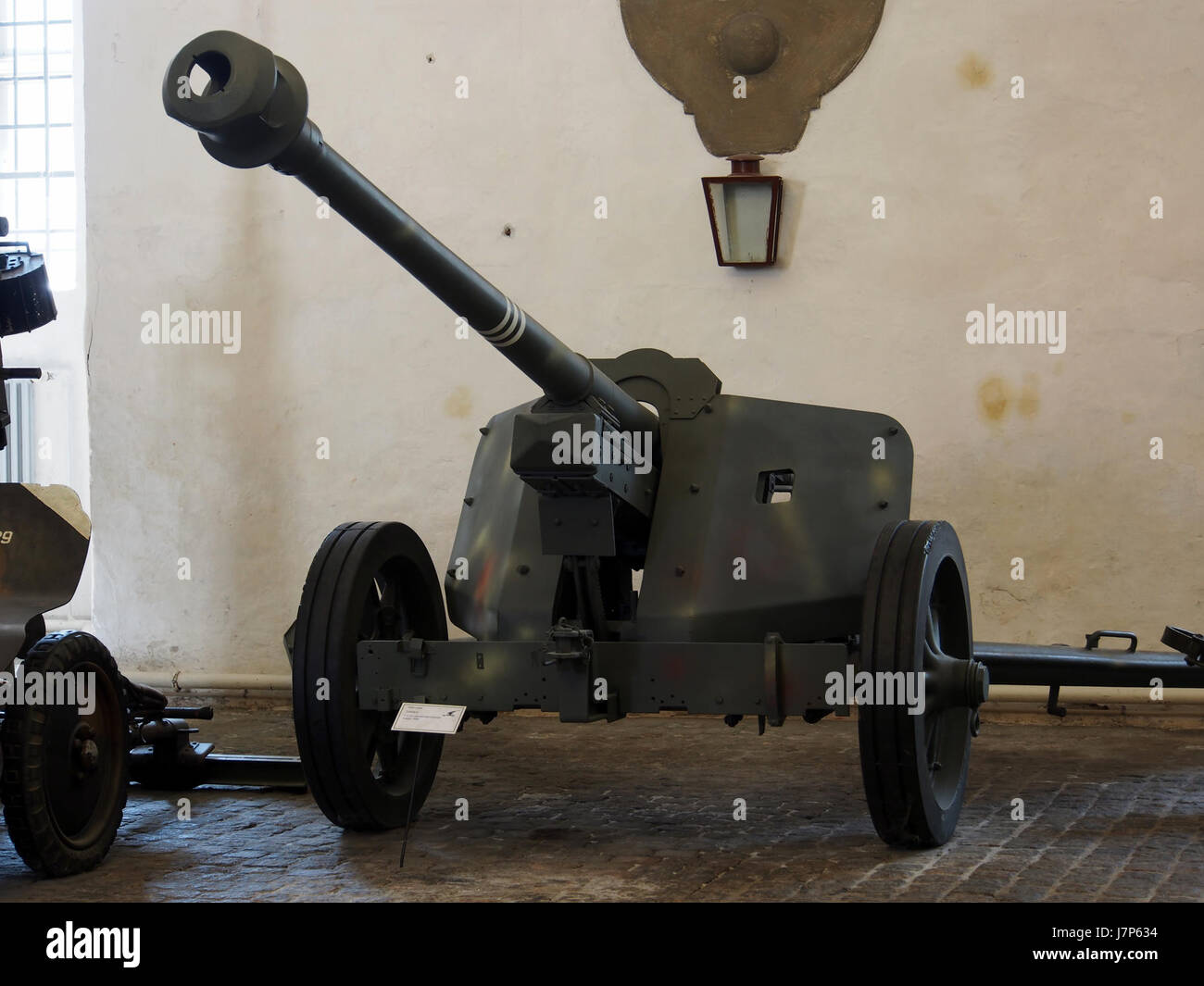 Questa immagine raffigura probabilmente un cannone anticarro da 7,5 cm dell'anno 1940, un'arma usata durante la seconda guerra mondiale. I cannoni anticarro erano critici nella difesa contro i veicoli corazzati durante il conflitto. Foto Stock Questa immagine raffigura probabilmente un cannone anticarro da 7,5 cm dell'anno 1940, un'arma usata durante la seconda guerra mondiale. I cannoni anticarro erano critici nella difesa contro i veicoli corazzati durante il conflitto. Foto Stock