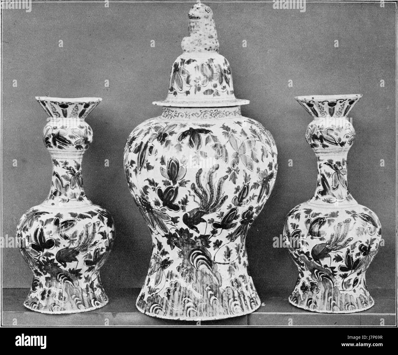 Un insieme di armadi, probabilmente un insieme di mobili, che riflette il design e l'artigianalità del suo tempo. Foto Stock