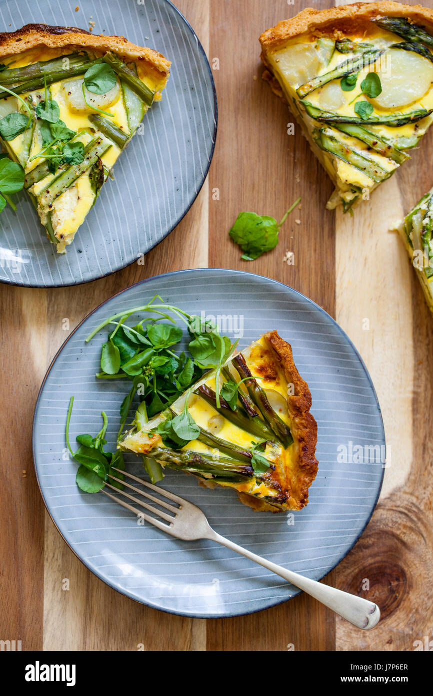 Gli asparagi e Jersey Royal crostata di patate Foto Stock