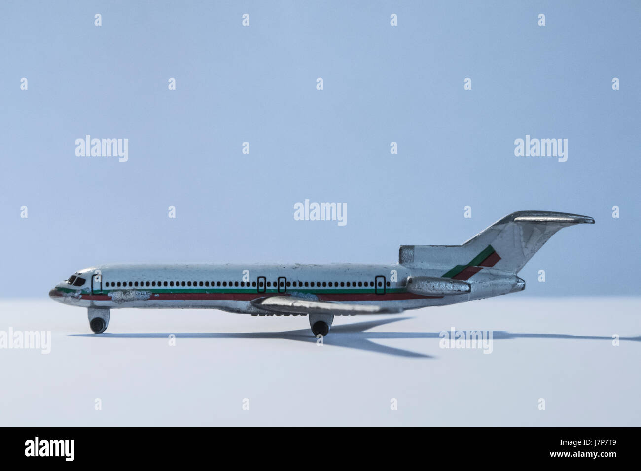 Aeroplano isolato in miniatura su sfondo bianco Foto Stock