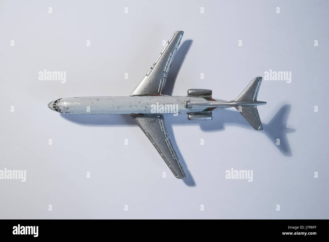 Aeroplano isolato in miniatura su sfondo bianco Foto Stock
