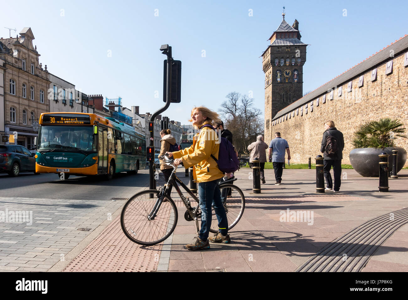 Parete e torre dell'orologio del Castello di Cardiff Cardiff Galles Regno Unito Foto Stock