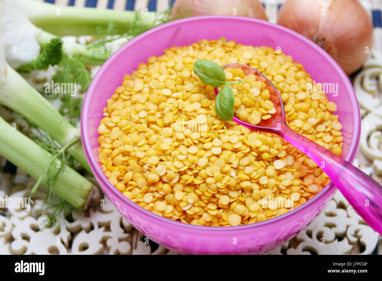 Aliment cibo vegetale lenti Lenti piante leguminose giallo cibo sano Foto  stock - Alamy