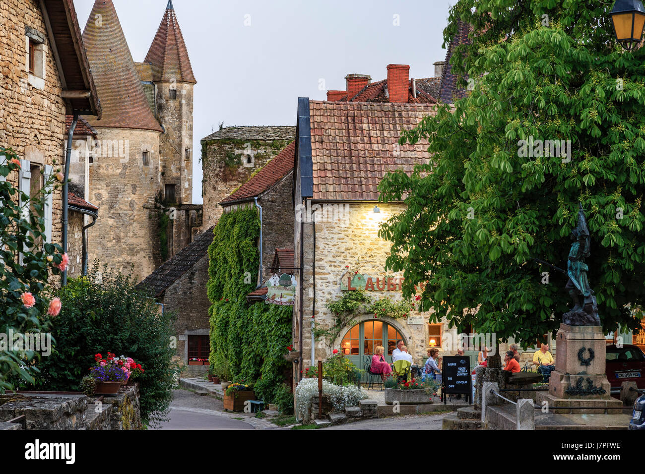 Francia, Cote d'Or, Chateauneuf en Auxois, o Chateauneuf, etichettato Les Plus Beaux Villages de France, Main Street e il castello di Chateauneuf Foto Stock