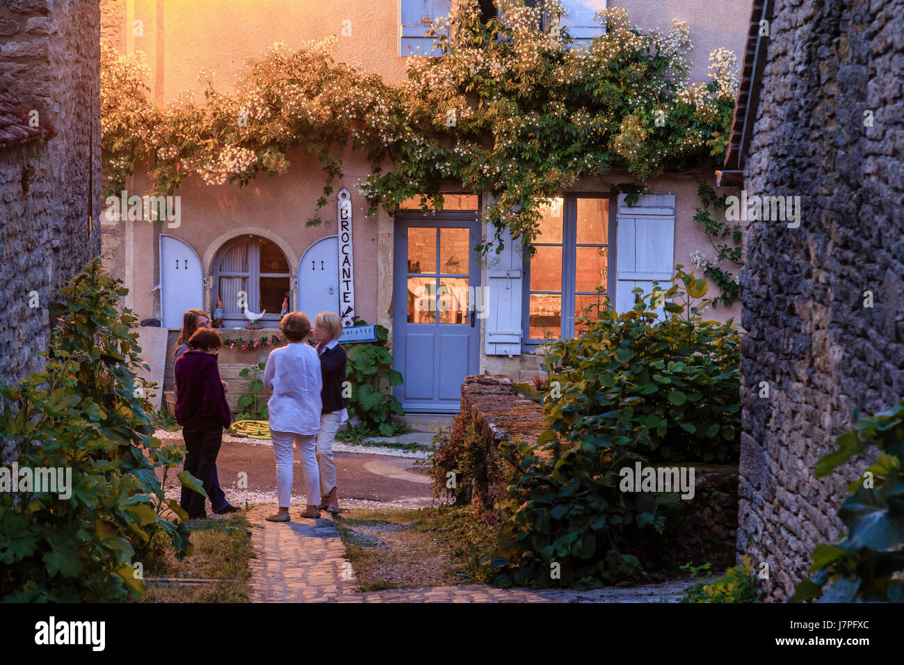 Francia, Cote d'Or, regione della Borgogna, Chateauneuf en Auxois, o Chateauneuf, etichettato Les Plus Beaux Villages de France, nel villaggio di sera Foto Stock