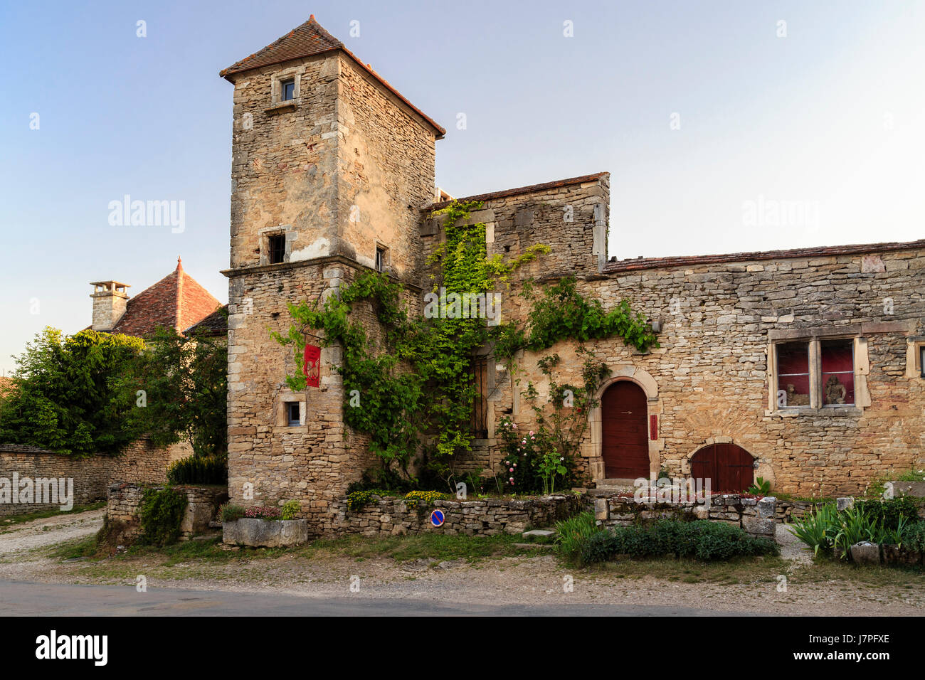 Francia, Cote d'Or, regione della Borgogna, Chateauneuf en Auxois, o Chateauneuf, etichettato Les Plus Beaux Villages de France, casa medievale nel villaggio Foto Stock