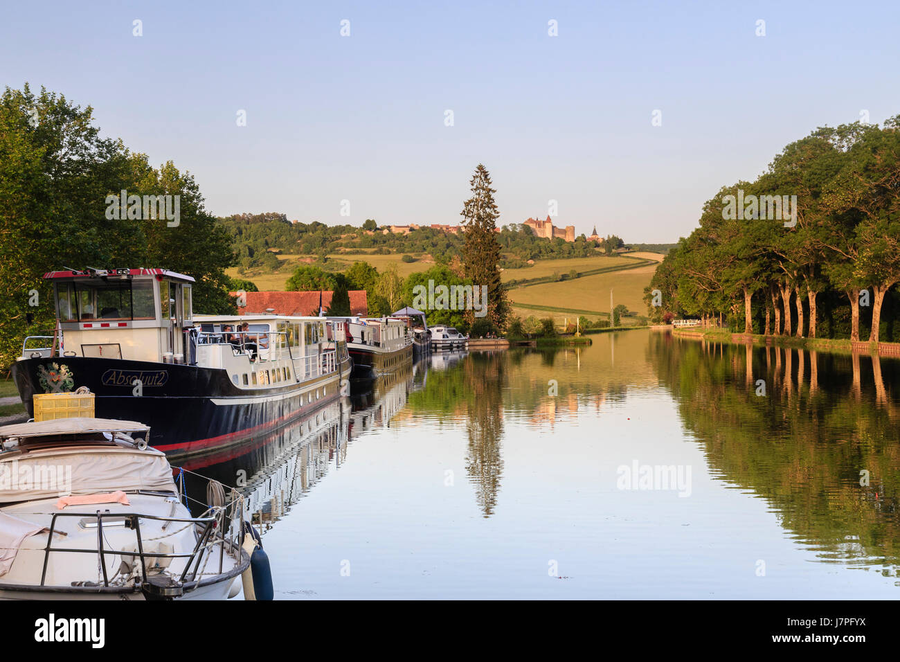 Francia, Cote d'Or, Vandenesse-en-Auxois, il canale di Borgogna, il porto fluviale e Chateauneuf-en-Auxois lontano Foto Stock