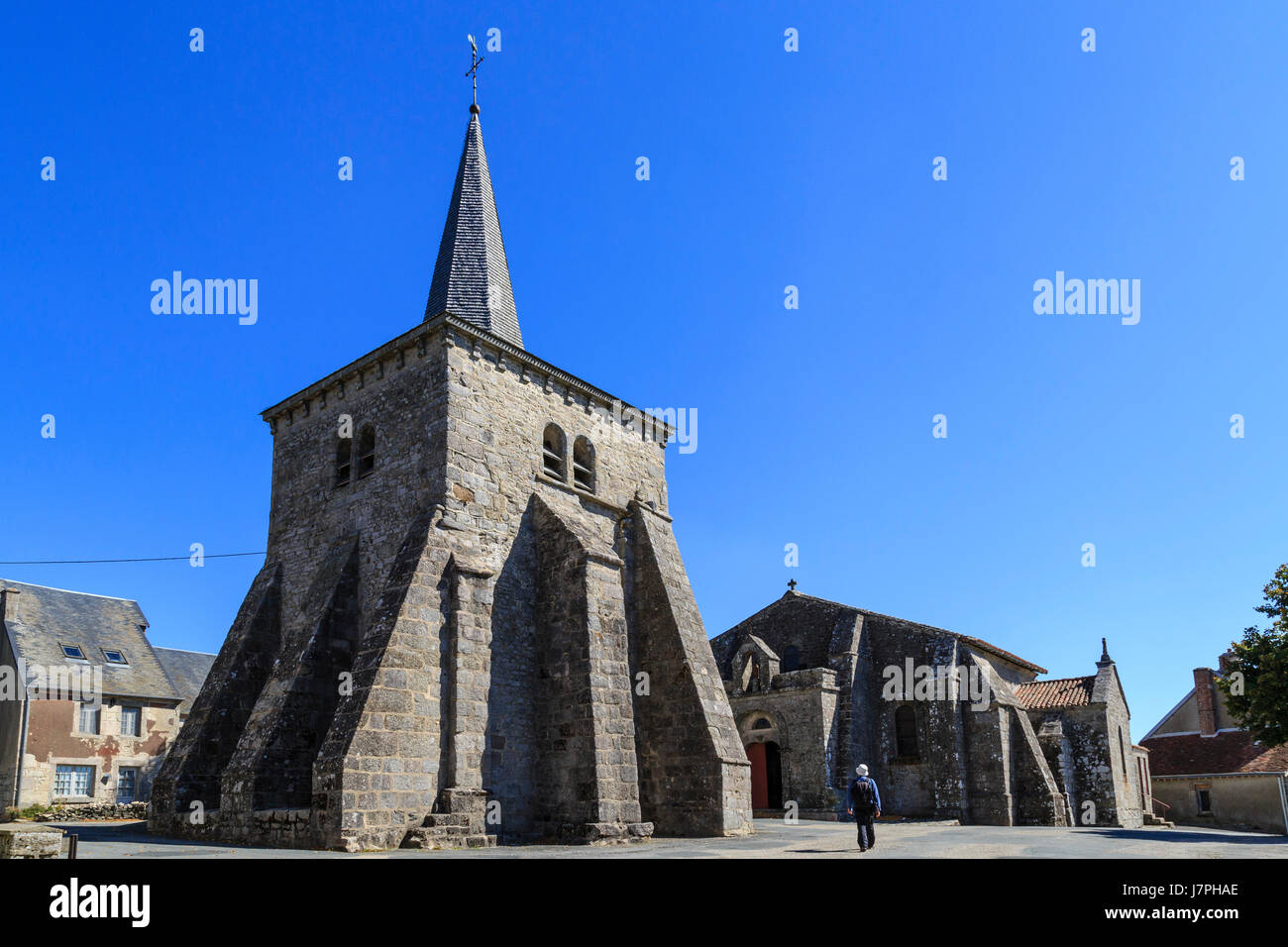 Francia, Creuse, Toulx Sainte Croix, la chiesa con campanile separato dalla navata centrale Foto Stock