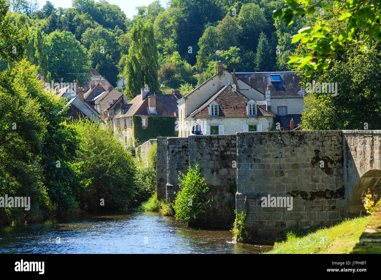 Francia, Creuse, Moutier d'Ahun, vecchio ponte sul fiume Creuse Foto Stock