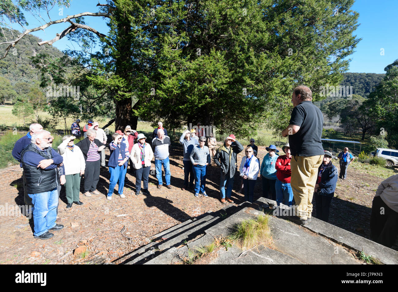 Gruppo di anziani in un tour guidato del Joadja città fantasma e distilleria Joadja, Southern Highlands, Nuovo Galles del Sud, NSW, Australia Foto Stock
