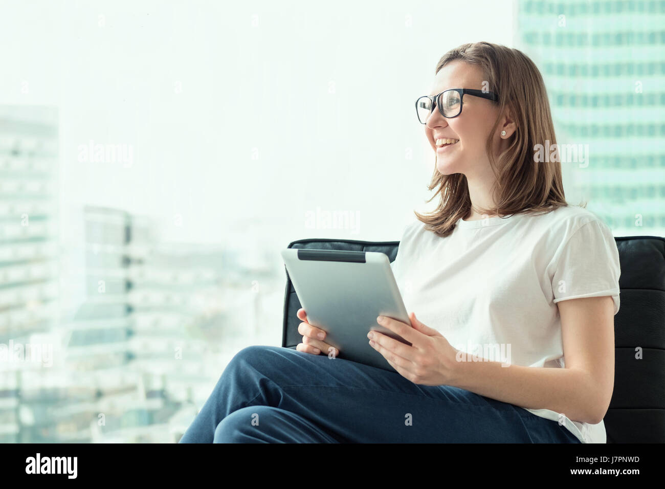 Happy business donna utilizzando il touchpad Foto Stock