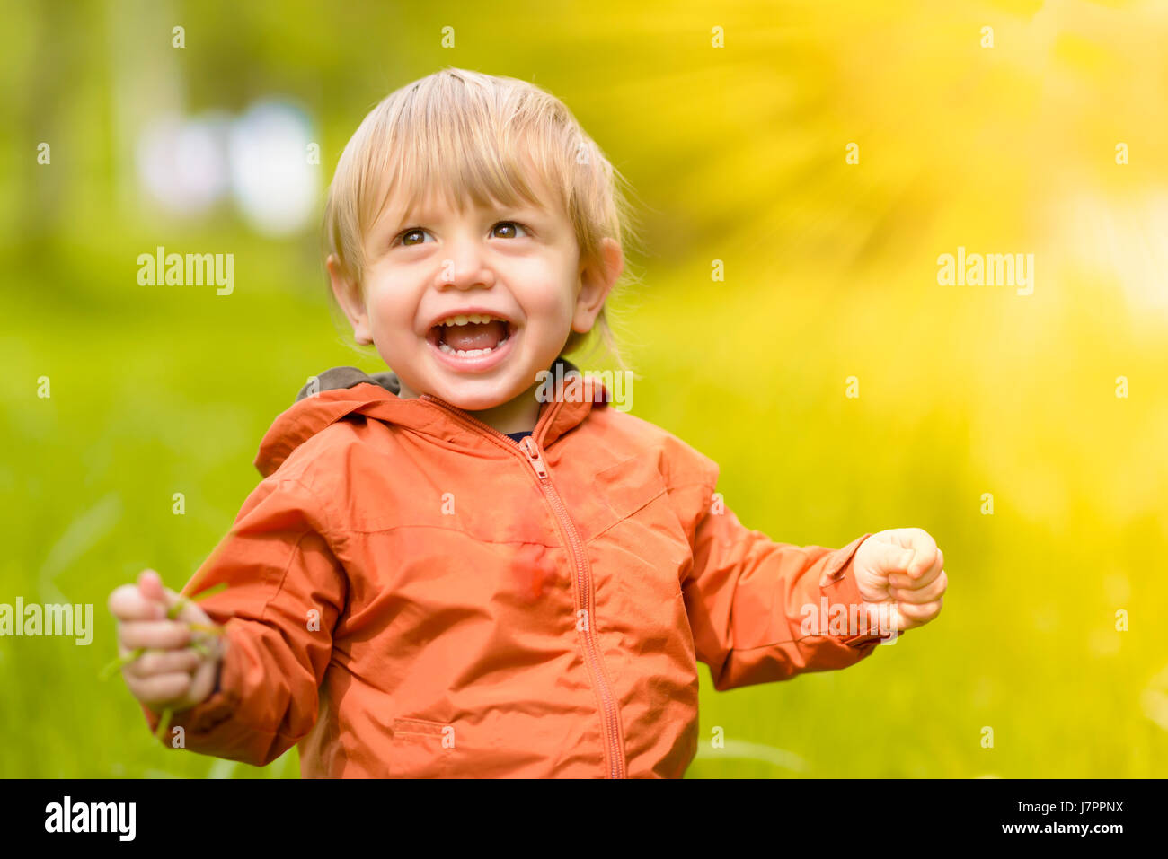 Carino boy godendo una giornata di sole il tempo primaverile Foto Stock