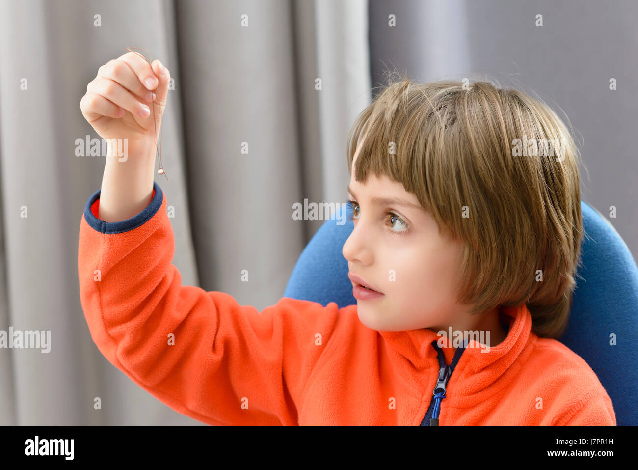 L'estrazione di un dente in un modo rudimentale utilizzando delle filettature Foto Stock