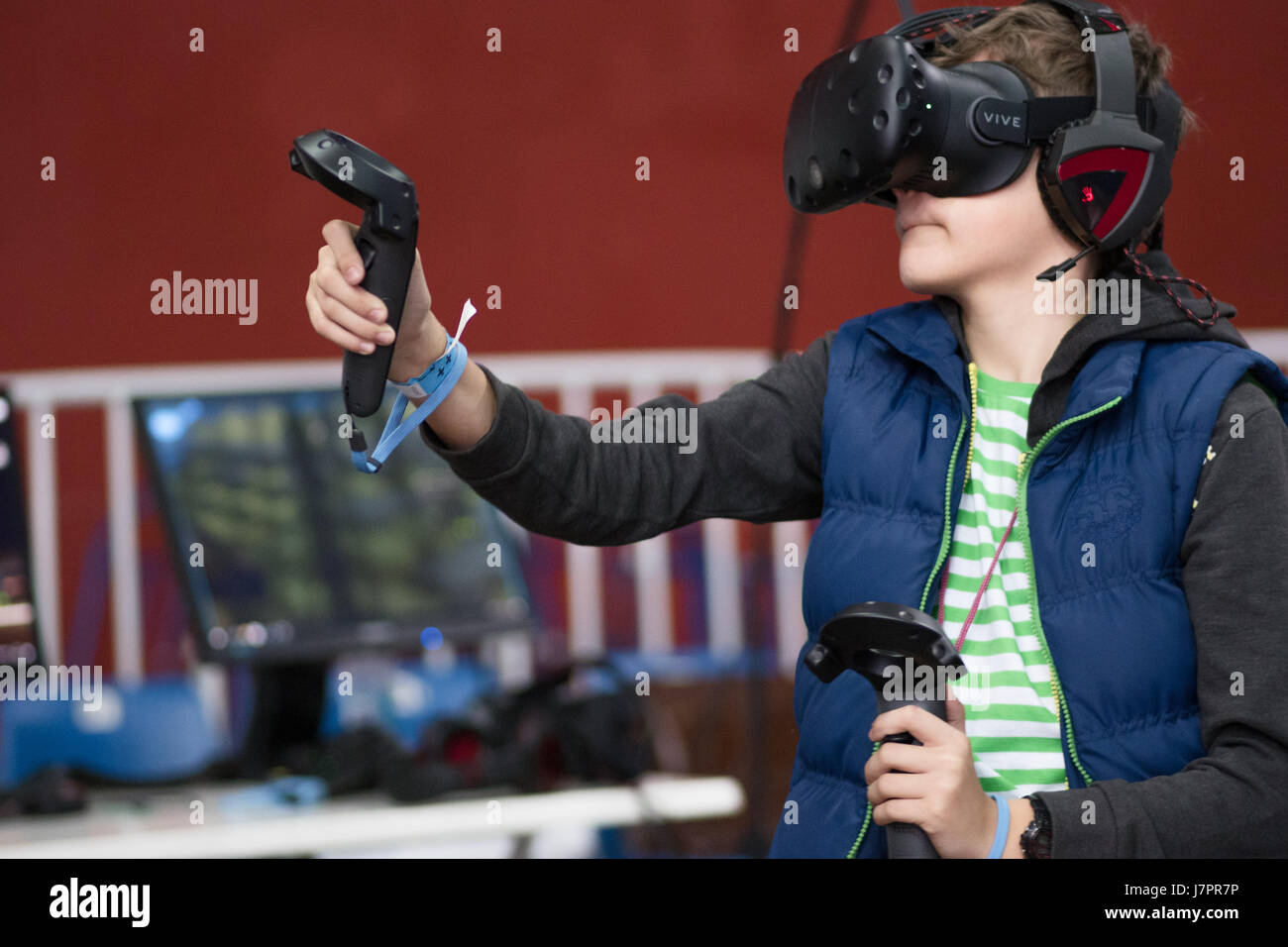SEINT-Petersburg, Russia - 20 Maggio 2017: Boy prove i bicchieri di realtà virtuale all'esposizione di giochi per computer, la realtà virtuale in esposizione a San Pietroburgo, Russia Foto Stock