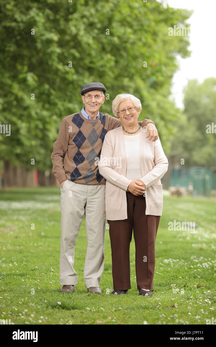 A piena lunghezza verticale di una coppia di anziani nel parco Foto Stock