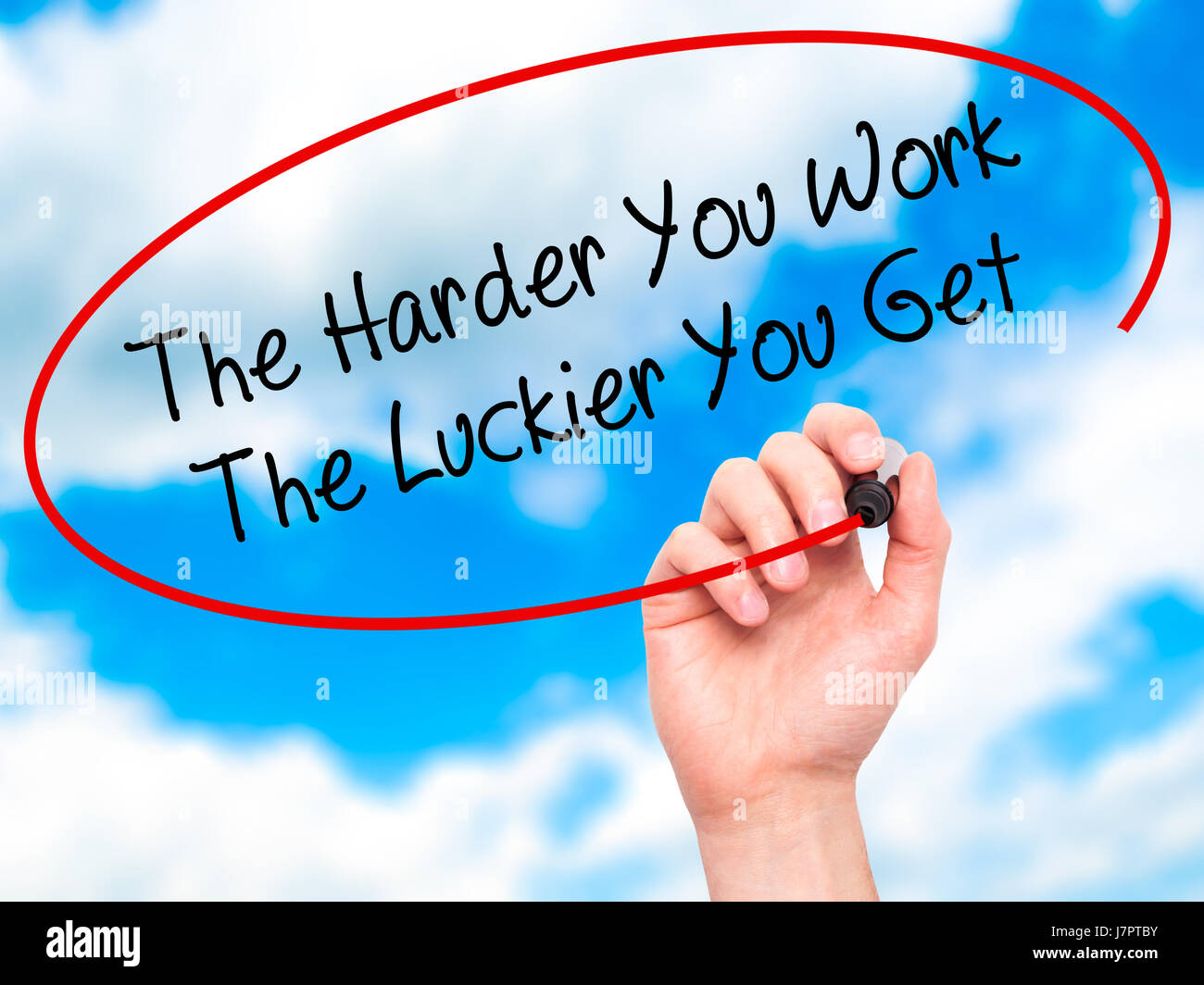 Man mano che scrive il più duro è il lavoro più fortunati si ottiene con pennarello nero su schermo visivo. Isolato su sky. Business, tecnologia internet concetto. Foto Stock Man mano che scrive il più duro è il lavoro più fortunati si ottiene con pennarello nero su schermo visivo. Isolato su sky. Business, tecnologia internet concetto. Foto Stock