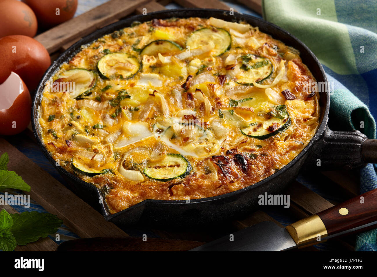 Zucchine frittata di menta Foto Stock