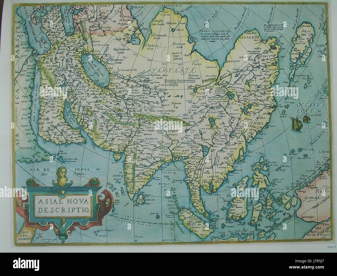 La mappa "Asiae Nova Descriptio 2507" fornisce una rappresentazione geografica dettagliata dell'Asia, probabilmente prodotta nel primo periodo moderno. Questa mappa evidenzia le caratteristiche principali del continente asiatico durante il suo periodo di produzione. Foto Stock