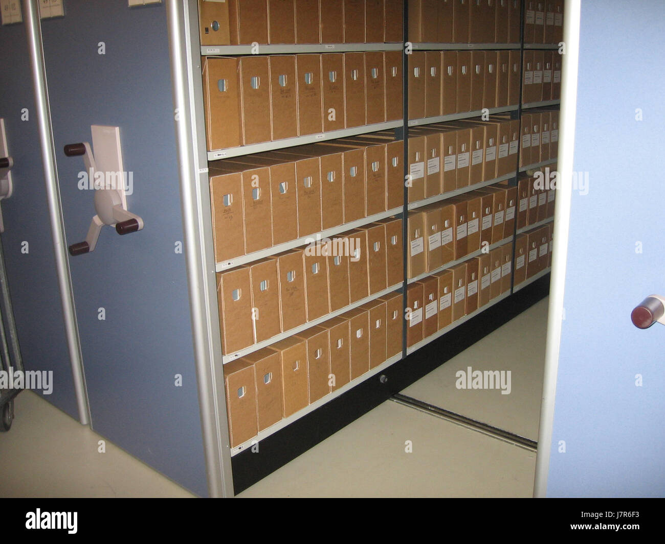 Questa immagine del 2009 mostra il Depot of the Hague Municipal Archives situato sotto il municipio dello Spui a l'Aia, Paesi Bassi. L'archivio contiene importanti documenti storici e registri della città. Foto Stock