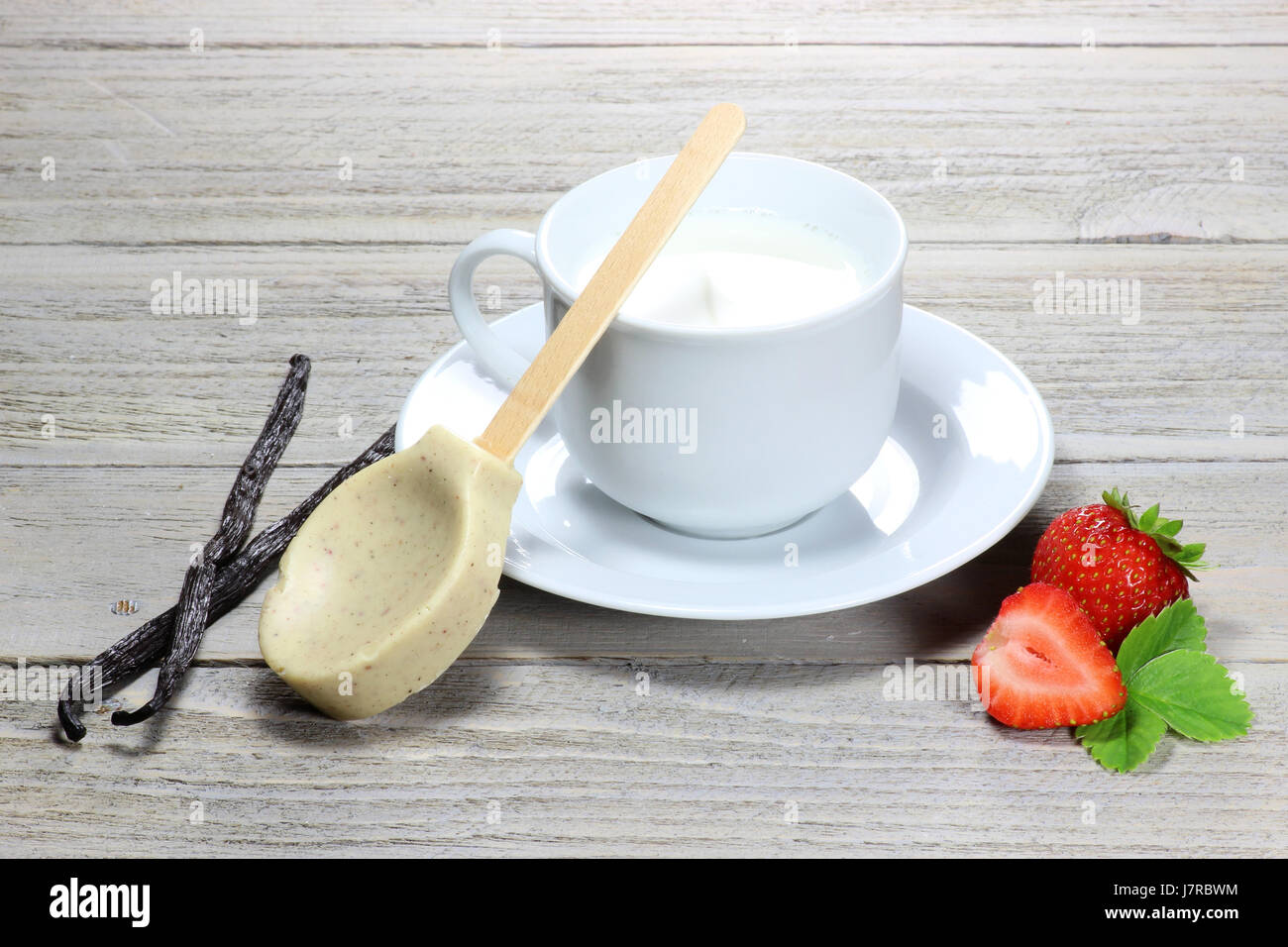 Il latte essendo preparato per una cioccolata calda con sapore di fragola Foto Stock