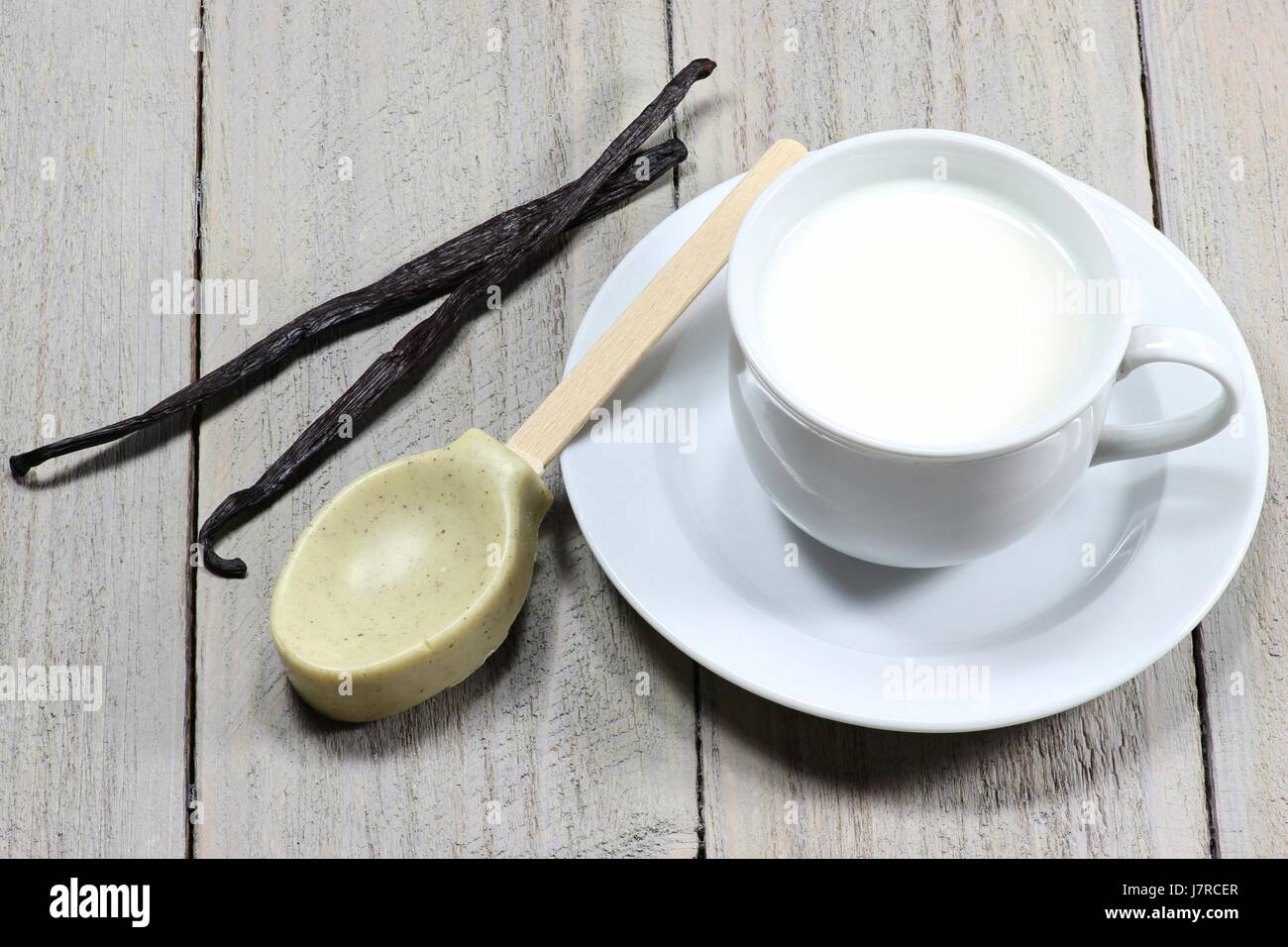 Il latte essendo preparato per una cioccolata calda con aroma di vaniglia Foto Stock