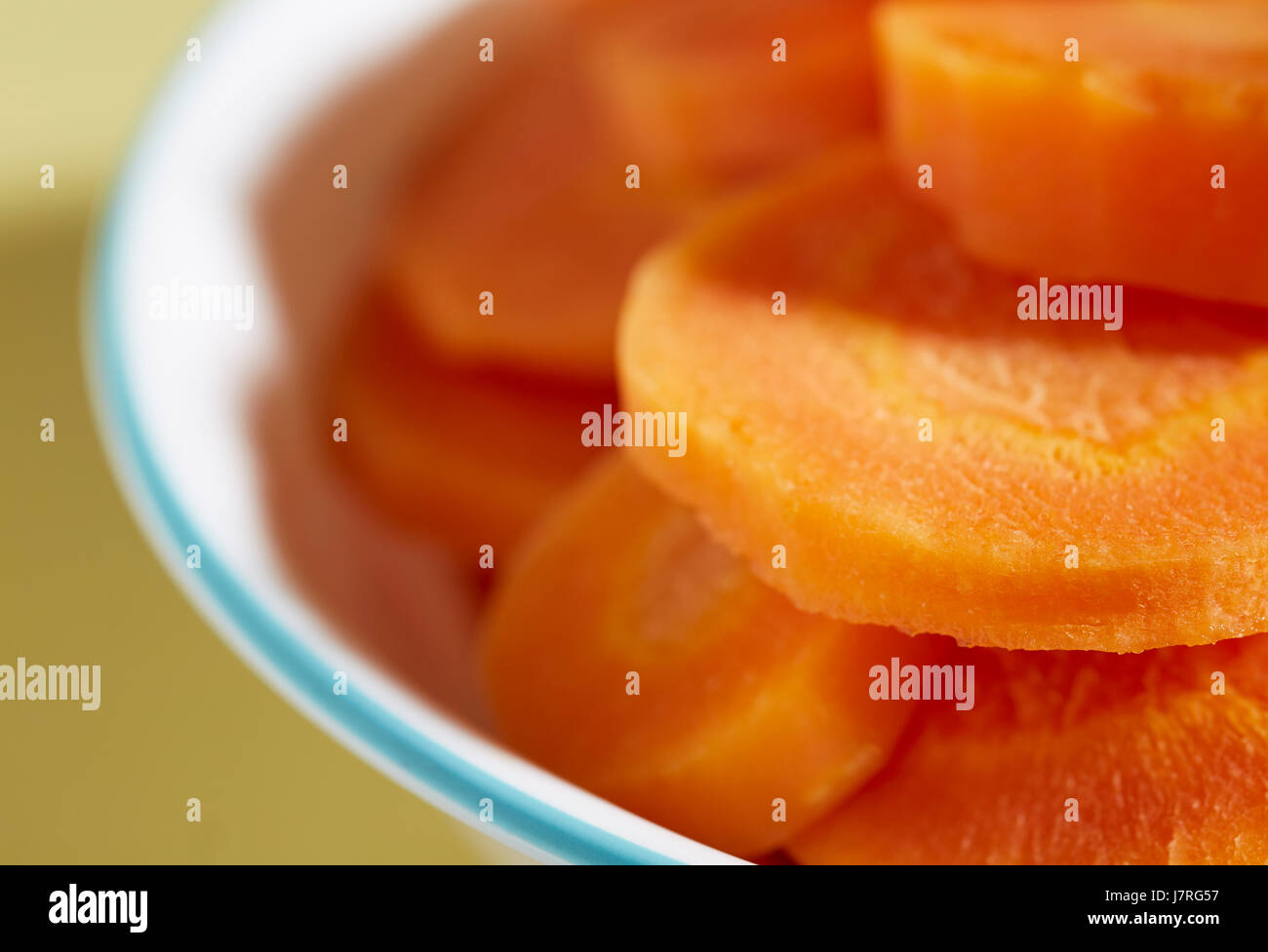 In camicia le carote affettate, talvolta chiamato monete di carota Foto Stock