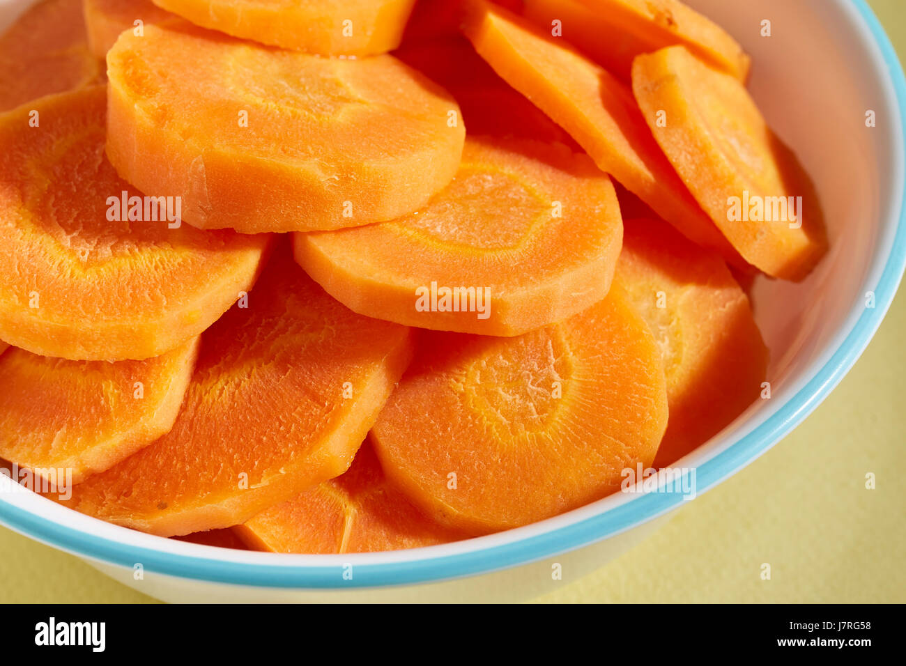 In camicia le carote affettate, talvolta chiamato monete di carota Foto Stock