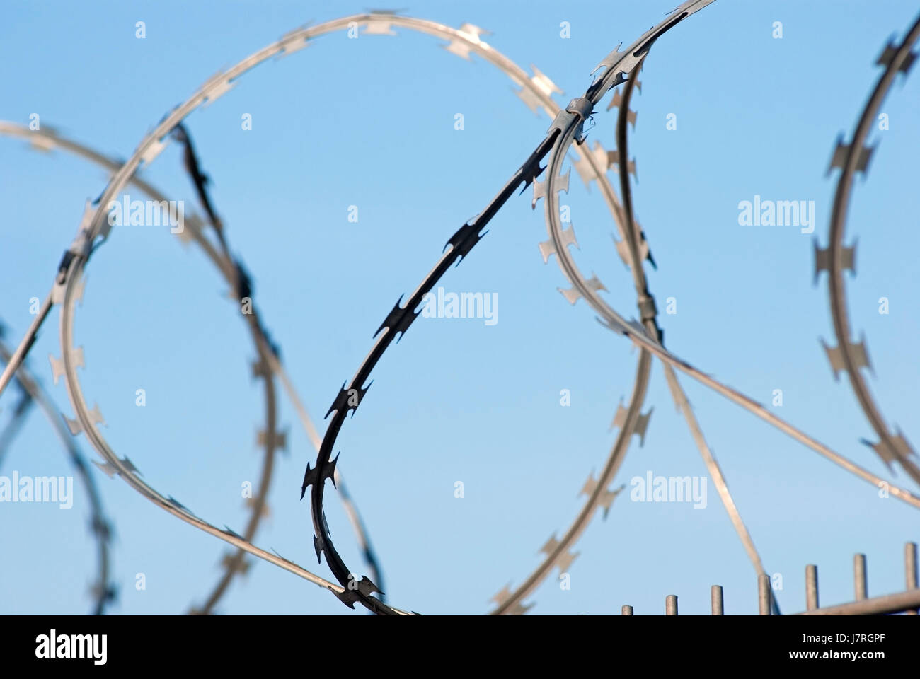 Recinzione recinzione in recinzioni di filo spinato militare divieto di superare barb della sicurezza Foto Stock