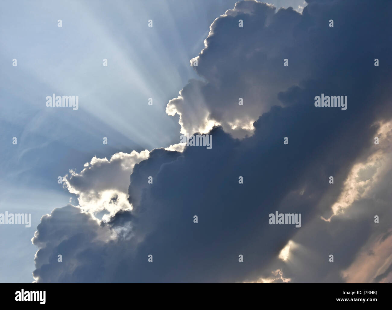 Bella beauteously bella luce solare fascio sunbeam storm firmamento cielo shine Foto Stock