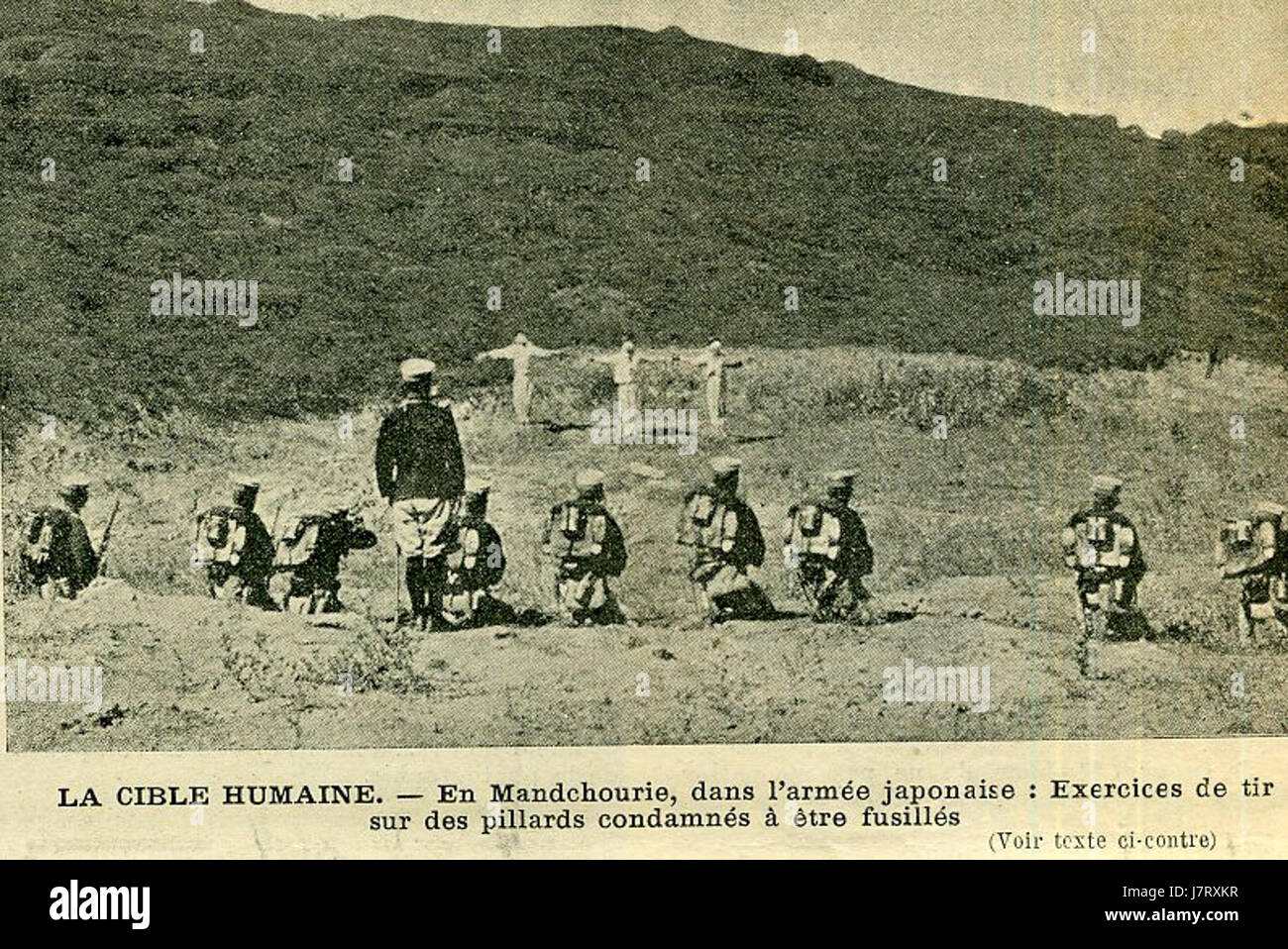 Cible humain, che significa "bersaglio umano" in francese, si riferisce probabilmente a un riferimento storico o contemporaneo al concetto di obiettivi umani in tempo di guerra o durante le pratiche militari. Potrebbe anche riferirsi a una rappresentazione visiva o artistica di tali temi. Foto Stock