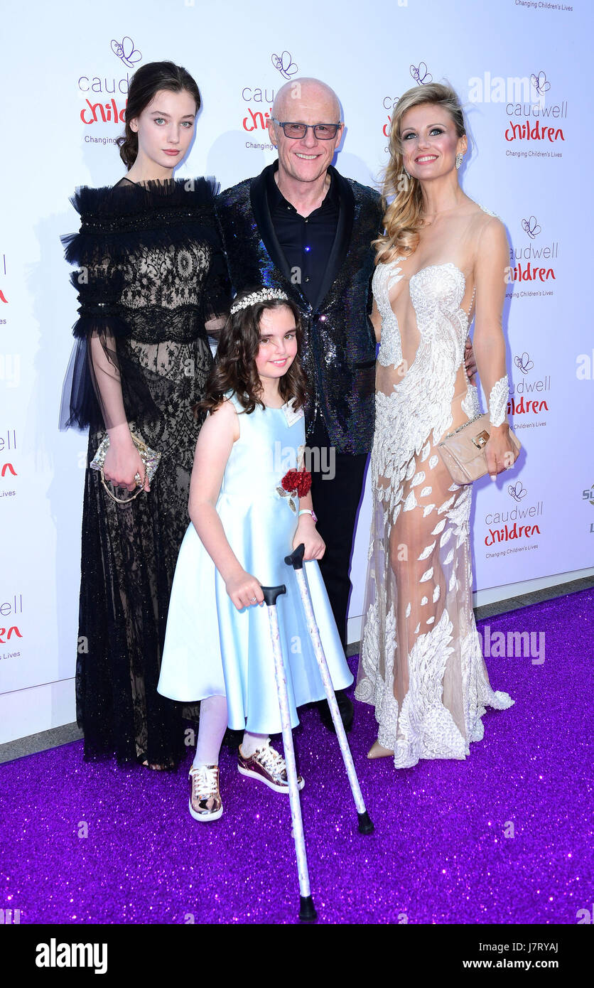 (Back da sinistra a destra) Scarlett e John Caudwell, modesta Vzesniauskaite e Susanah (anteriore) partecipare alla Butterfly Ball Charity Fundraiser al Grosvenor House Hotel di Londra. Foto Stock