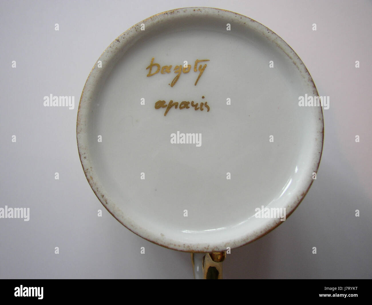 Il "Dagoty Marque avant 1804" si riferisce a un marchio o a un timbro utilizzato dalla famiglia Dagoty o dall'azienda prima del 1804. Questo potrebbe essere legato a porcellane fini o ceramiche prodotte durante quel periodo. Il marchio Dagoty è associato all'artigianato francese di alta qualità, in particolare alla fine del XVIII secolo. Foto Stock