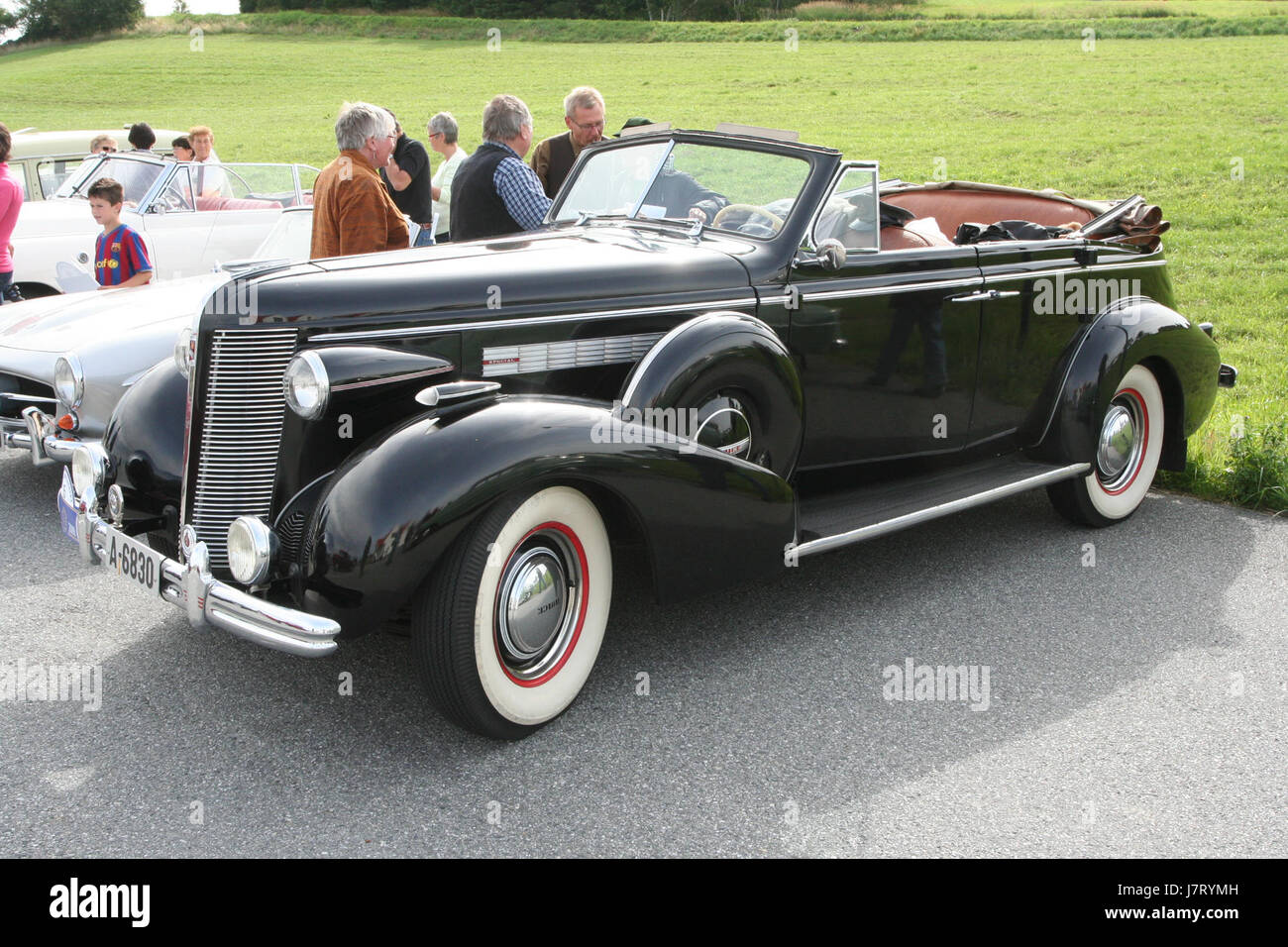 Questa immagine raffigura una Buick 4 porte Convertible del 1937, di proprietà di Richard Riim. L'auto classica esemplifica il design e l'ingegneria delle automobili americane degli anni '1930, note per il loro stile e il loro lusso. Foto Stock