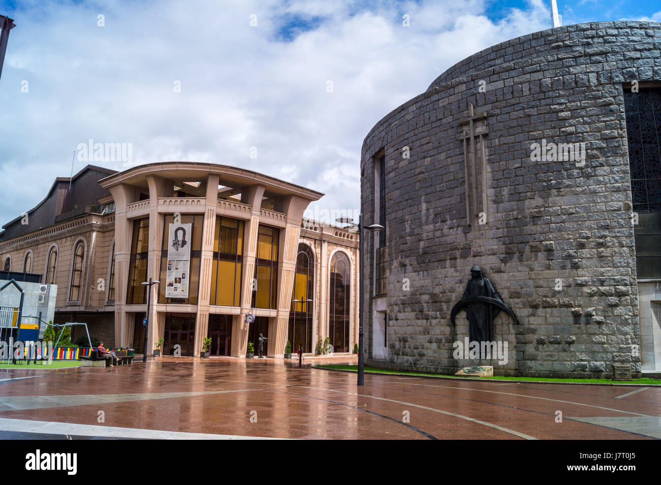 Chiesa di San Francesco di Assisi, (La Gesta), Plaza del Fresno, in stile brutalist, da Luis Prieto Bances, 1961, Plaza Oviedo, Asturias, Spagna Foto Stock