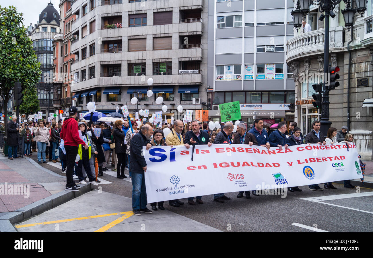 Dimostrazione marzo a favore delle pari opportunità educative, Calle Uria, Oviedo, Asturias, Spagna Foto Stock