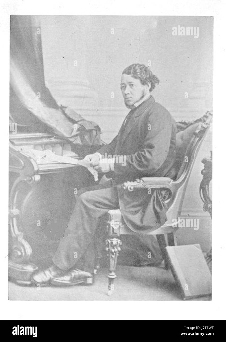 Thomas D'Arcy McGee è stato un politico, poeta e giornalista irlandese-canadese, determinante nella confederazione del Canada. Questo ritratto lo raffigura seduto, riflettendo il suo ruolo significativo nella storia canadese. Foto Stock