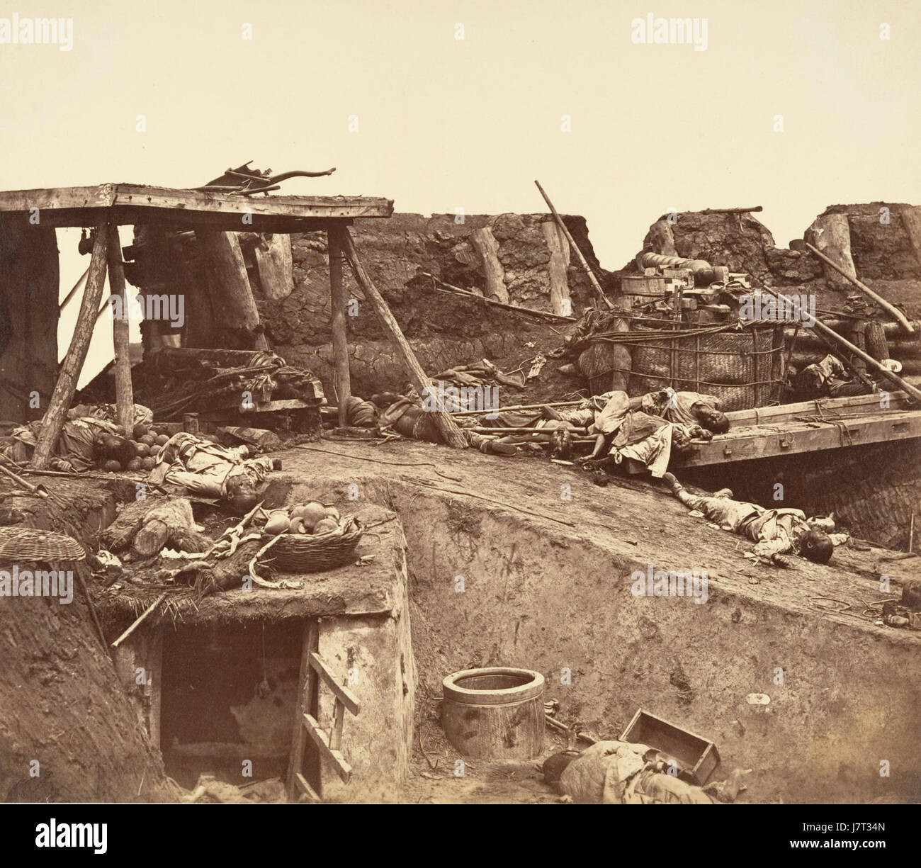 Questa immagine storica raffigura le conseguenze della cattura dei forti di Taku nel 1860, un evento chiave durante la seconda guerra dell'oppio. I forti erano un sito militare significativo in Cina, e la loro cattura segnò un punto di svolta nel conflitto. Foto Stock