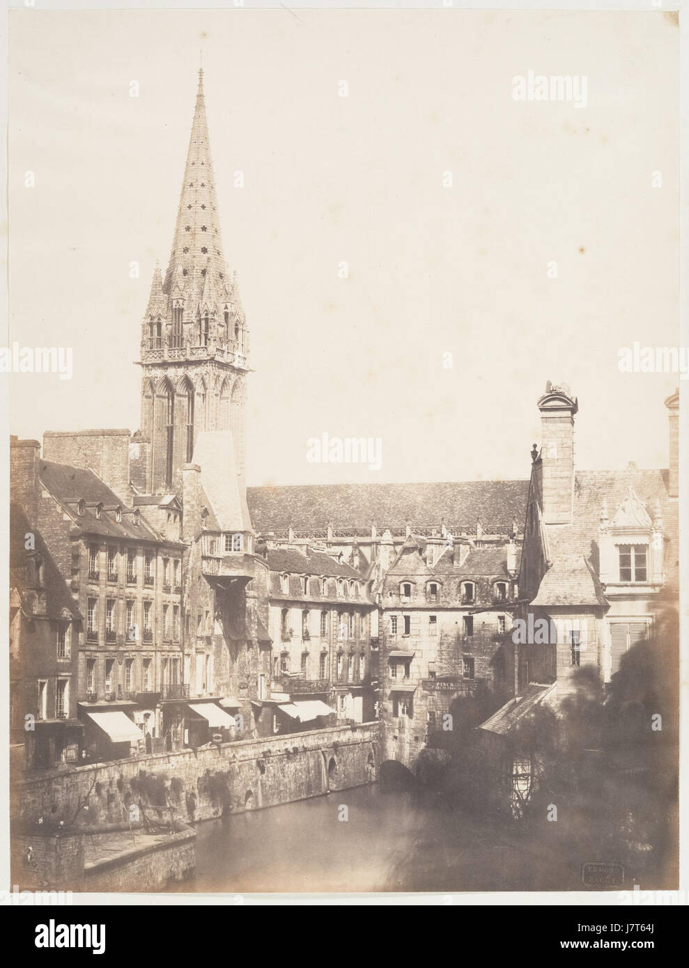 Fotografia di Edmond Bacot, scattata tra il 1852 e il 1854, raffigurante la Rue des Petits Murs a Caen, in Francia, prima della copertura del fiume Odon. La stampa su carta salata offre uno sguardo sulla vita urbana francese del XIX secolo. Foto Stock