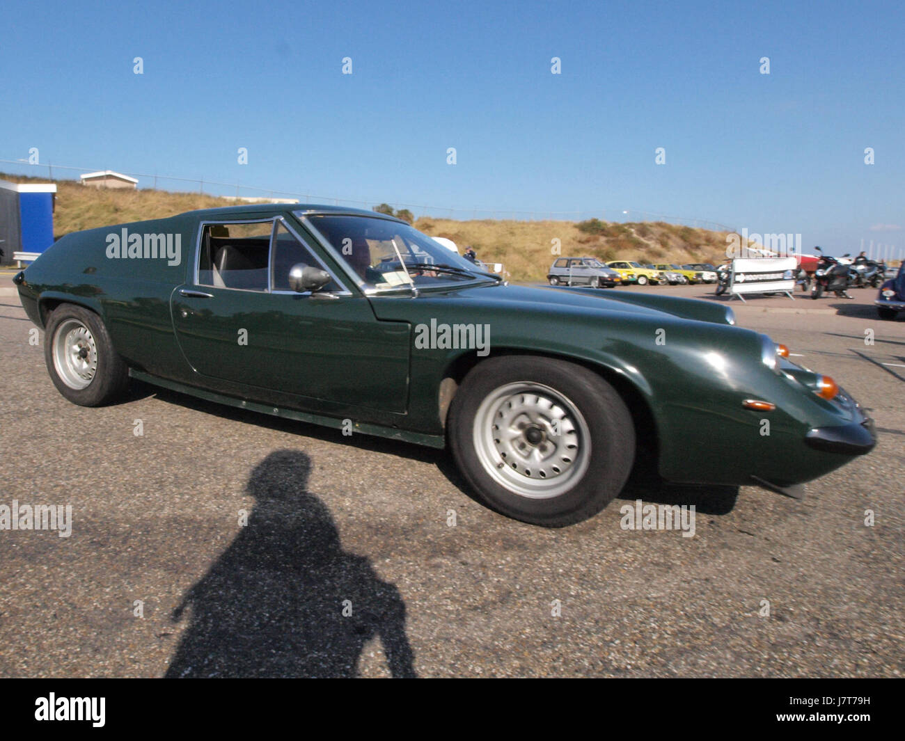 Questa immagine mostra una Lotus Europa S2 1973 con targa olandese 90 45 UT. L'auto è nota per il suo design leggero, la maneggevolezza e lo stile distintivo della carrozzeria. Foto Stock