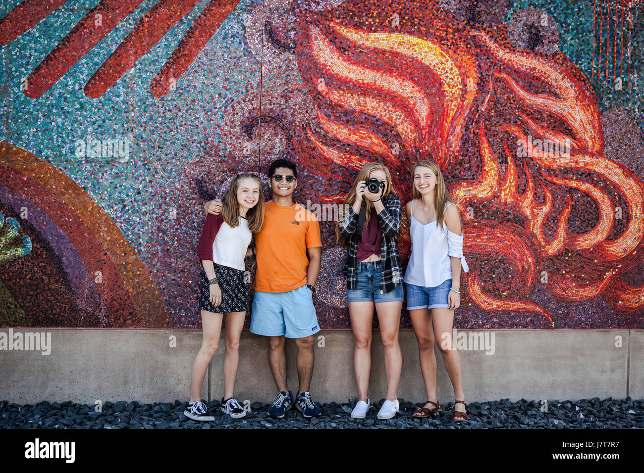 I giovani che posano per una foto nel centro di Dallas, Texas Foto Stock