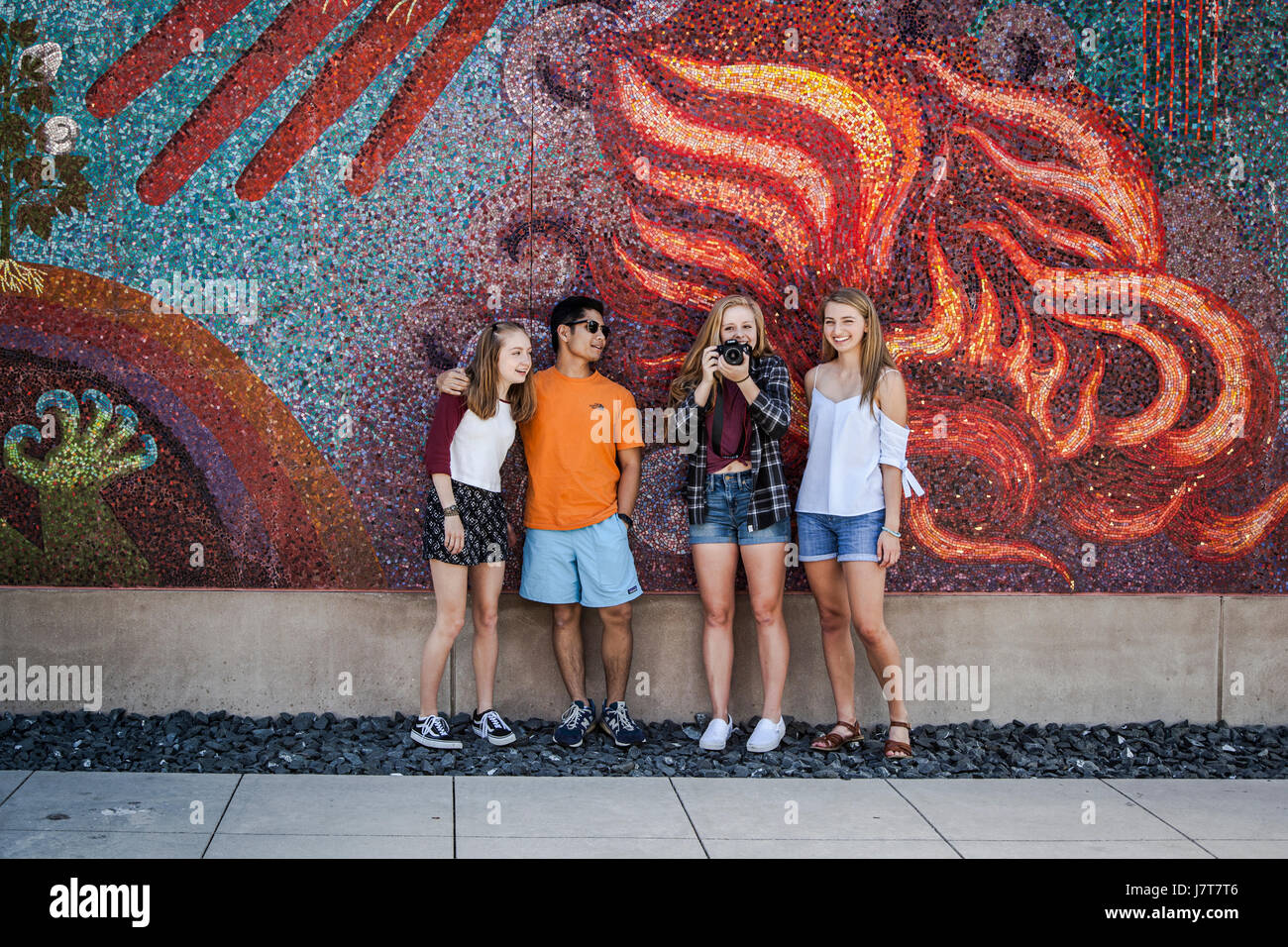 I giovani che posano per una foto nel centro di Dallas, Texas Foto Stock